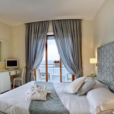 Boutique Hotel Regina Сорренто Экстерьер фото